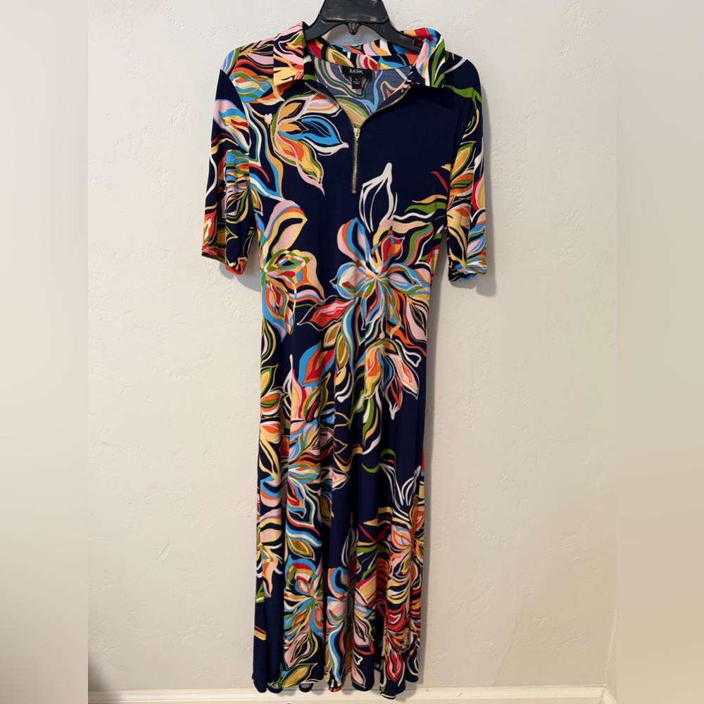 MSK Navy w/Colors Floral Midi Dress Size Large
A line flattering fit w/tie waist